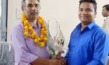 अजीत जोगी युवा मोर्चा जिलाध्यक्ष नीलाम्बर सेठिया तहसील कार्यालय पहुंचकर जगदानंद जोशी की विदाई समारोह में मुक्ति मोर्चा व जनता कांग्रेस जे के परिवार की ओर से हार्दिक बधाई एवं शुभकामनाएं दी