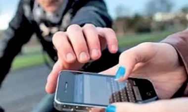 RAIPUR CRIME NEWS : मोबाइल पर बात कर रहे युवक का मोबाइल लड़कियों ने लूटा, FIR दर्ज