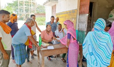 CG:नगर पंचायत नवागढ़ के एल्डरमेन अमित जैन वार्ड क्र 11 मिनी स्टेडियम के पास संचालित राशन दुकान पहुंच कर राशन दुकान संचालक और हितग्राहियों से जानकारी ली