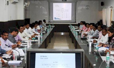 कलेक्टर श्री ऋतुराज रघुवंशी ने ली फोटोयुक्त निर्वाचक नामावलियों का द्वितीय विशेष संक्षिप्त पुनरीक्षण कार्यक्रम के सम्बंध में अधिकारियो की बैठक...
