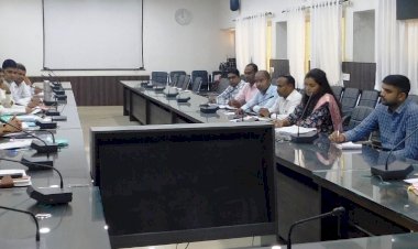 राजस्व अधिकारियों की समीक्षा बैठक सम्पन्न...लंबित प्रकरणों के निराकरण में तेजी लाएं, समय-सीमा में हो प्रकरणों का निराकरण- अपर कलेक्टर श्री कौशिक...