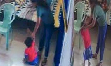 Chhattisgarh News क्रूरता का VIDEO : अनाथ आश्रम में बच्ची से क्रूरता, महिला कर्मी ने पटक-पटकर पीटा,बेरहमी से पीटने वाली महिला मैनेजर गिरफ्तार,महिला एवं बाल विकास अधिकारी सस्पेंड…