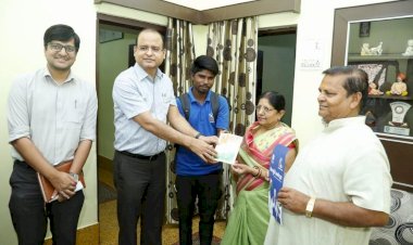 Raigarh News : मितान बन कार्ड लेकर कलेक्टर पहुंचे हितग्राही के घर, हितग्राही ने कहा सोचा नहीं था कार्ड लेकर खुद आयेंगे कलेक्टर