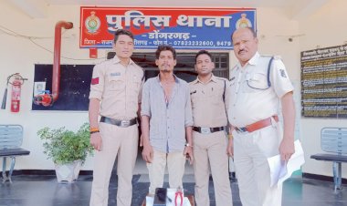 CG CRIME NEWS : महाराष्ट्र के रहने वाले चोरी के आरोपी को डोंगरगढ़ पुलिस ने चंद घण्टो में किया गिरफ्तार... सुबह-सुबह चोरी करने के लिए घर में घुसा था आरोपी... आरोपी किसी बड़ी घटना को दे सकता था अंजाम... प्रार्थी के द्वारा देखे जाने पर मोबाईल लेकर घर से हो गया था फरार... आरोपी को न्यायिक रिमाण्ड में भेजा गया जेल...