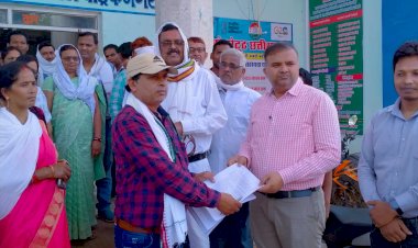 वाड्रफनगर ब्लॉक इकाई  स्वास्थ्य संघ के साथ मितानिनों ने अनुविभागीय अधिकारी के विरुद्ध फूंका विगुल , जुलुस निकालकर स्थानांतरण हेतु चिकित्सा अधिकारी को सौंपा ज्ञापन