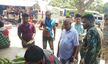 Raid On Shopkeepers : साप्ताहिक बाजार में प्लास्टिक का उपयोग कर रहे दुकानदारों पर छापेमारी