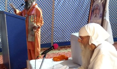 बाबा उमाकान्त के सानिध्य में लखनऊ के साधुओं, बुद्धिजीवियों एवं पत्रकारों का सम्मान