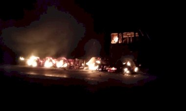 CG सड़क हादसा: रेत से भरे ट्रक ने बाइक को मारी टक्कर, युवक की मौके पर ही मौत,आक्रोशित ग्रामीणों ने ट्रक में लगाई आग...इलाके में मचा हड़कंप..