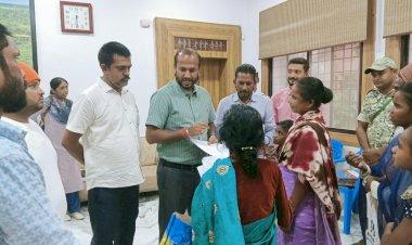 33 माह से अपने पति शंकर कश्यप को तलाश रही है पत्नी बालमती कश्यप को कलेक्टर  से मिलवाया सुरेश गुप्ता ने