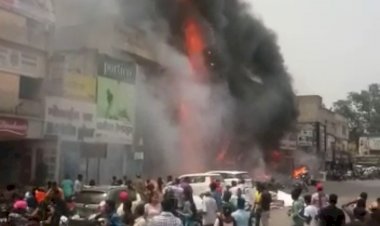 3 लोगों की मौत VIDEO : कमर्शियल कॉम्प्लेक्स में लगी भीषण आग,10 से ज्यादा दुकानों को लिया चपेट में; मची चीखपुकार,देखे वीडियो...