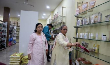 छत्तीसगढ़ राज्य महिला आयोग की अध्यक्ष डॉ. किरणमयी नायक ने जशपुर के सी मार्ट का अवलोकन किया...
