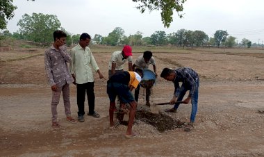 सोनसरी से सोन बसंतपुर पहुंच मार्ग की है खस्ताहाल रोज कोई ना कोई ग्रामीण हो रहा गड्ढों का शिकार सोन के युवाओ ने गड्ढों को भरने का उठाया बेड़ा सभापति ओम प्रकाश पैकरा सरपंच अशोक श्यामता कैवर्त ने रोड का कार्य नहीं कराए जाने पर विधानसभा चुनाव की बहिष्कार करने की कहीं बात पढ़ें पूरी खबर