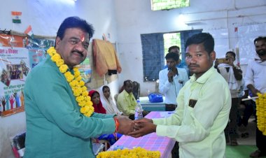 जगदलपुर : नक्सलगढ़ में विधायक जैन ने ली बूथ कमेटी की बैठक