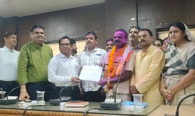 बेमेतरा नगरीय निकाय के रिक्त पद के हुए उप निर्वाचन में उम्मीदवार  धरम वर्मा विजयीकलेक्टर ने सौंपा विजयी प्रमाण पत्र