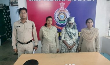 CG CRIME NEWS : थाना कोतवाली पुलिस राजनांदगांव की बडी कार्यवाही... ज्वेलरी शॉप से धोखा देकर सोने की बालियां चोरी करने वाली महिला को पुलिस ने 12 घंटे के अंदर किया गिरफ्तार... आरोपिया द्वारा खुर्सीपार भिलाई से स्कूटी में आकर चोरी की घटना को दिया गया अंजाम... आरोपिया को खुर्सीपार भिलाई से सोने चाॅदी के जेवरात के साथ पुलिस ने किया गिरफ्तार... आरोपिया से चोरी हुये सोने चाॅदी जेवरात जुमला कीमती 31,000 रूपये एवं घटना में प्रयुक्त स्कुटी कीमती 40,000 रूपये किया गया जप्त...