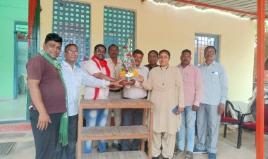 अनुसूचित जाति विभाग कांग्रेस प्रकोष्ठ के जिलाध्यक्ष विक्रम लहरे एवं उनके समस्त पदाधिकारियों के साथ छोटे भाई आबकारी विभाग के प्रभारी शिवेंद्र को जगदलपुर से अंतिम विदाई देने पहुचें...