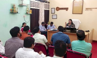 नगर पालिक निगम के तहत आज महापौर सफीरा साहू ने नगर निगम कार्यालय में नगर निगम के उप अभियंता व नजूल विभाग के राजस्व निरीक्षको की आवश्यक बैठक रखा गया...