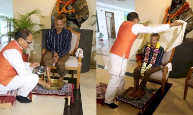 मुख्यमंत्री ने पेशाब कांड पीड़ित के पैर धोकर मांगी माफी, जानिए क्या कहा, देखें वीडियो....