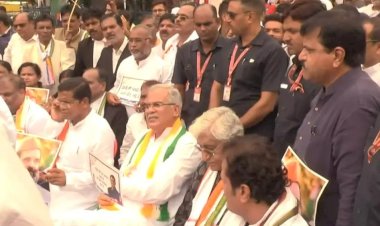 CG ब्रेकिंग : धरने पर बैठे सीएम भूपेश बघेल व डिप्टी सीएम टीएस सिंहदेव, मानहानि केस में राहुल गांधी की याचिका खारिज होने के विरोध में कांग्रेसियों ने किया प्रदर्शन.....