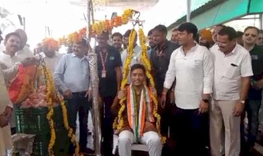 CG News : महंगाई के दौर में बधाई देने का बदला अंदाज, मुख्यमंत्री के बेटे चैतन्य बघेल को टमाटर से तौलकर दी गई शुभकामनाएं, यहां देखें तस्वीरें