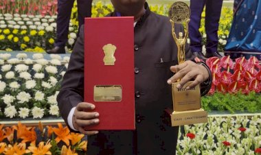 राष्ट्रपति ने धमतरी जिले को ’भूमि सम्मान प्लेटिनम अवार्ड’ से किया सम्मानित...जिले की ओर से अपर कलेक्टर श्री चन्द्रकांत कौशिक ने ग्रहण किया अवार्ड..