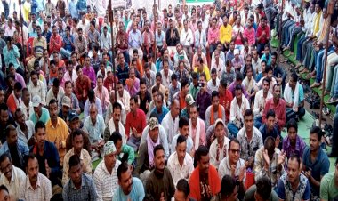 CG BREAKING NEWS : कपड़े उतारकर प्रदर्शन करेंगे अनियमित कर्मचारी, विधानसभा की ओर होंगे रवाना.....