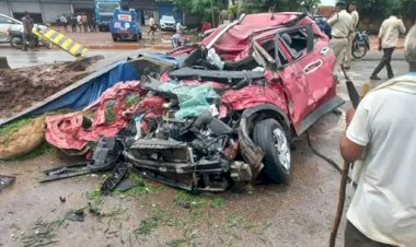 CG ACCIDENT NEWS : डिवाइडर को तोड़कर निकली कार, ट्रक ने मारी टक्कर, कार के उड़े परखच्चे, हादसे में 3 घायल