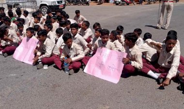 CG ब्रेकिंग : सड़क पर उतरे एकलव्य आदर्श आवासीय विद्यालय के बच्चे, 5 किलोमीटर पैदल चल कर तय किया सफर, जानिए क्या है इन मासूमों की मांग.....