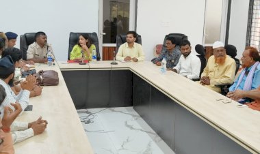 CG:पुराना रेस्ट हाउस बेमेतरा में मोहर्रम एवं सावन पर्व को लेकर हुई शांति समिति की बैठक....पर्व शांति सौहार्द्र एवं आपसी भाई चारा के साथ मनाने की गई अपील...बेमेतरा एसडीएम सुरूचि सिंह ( IAS)की अध्यक्षता में हुआ बैठक