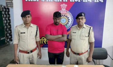CG CRIME NEWS : आरोपी जीवा रतीनम से कल दिनांक 28.07.2023 को 1.40.000 रूपये जप्त कर पुलिस रिमांड लिया गया... आज आरोपी से दुर्ग के किराये के मकान से 4.30.000 रूपये जप्त किया गया... इस प्रकार आरोपी से कुल 5.70.000 रूपये जप्त...