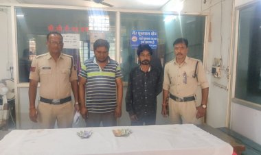 जगदलपुर में सटोरियों पर पुनः बस्तर पुलिस की कार्यवाही... दो सटोरियों पर कोतवाली पुलिस की कार्यवाही... दोनो आरोपियो के कब्जे से 5200/- रूपये नगद बरामद... 08 नग सट्टा पट्टी, जप्त...