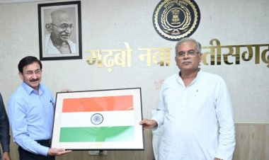 फ्लैग फाउंडेशन ऑफ इंडिया का तिरंगे के माध्यम से राष्ट्रसेवा की शपथ का अभियान जेएसपी के प्रेसिडेंट प्रदीप टंडन ने मुख्यमंत्री भूपेश बघेल को ससम्मान भेंट किया तिरंगा...