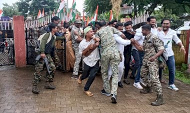 CG News : युकां व महिला कांग्रेस ने निकाला पैदल मार्च, नगर पालिका का मेन गेट तोड़कर की नारेबाजी, इन मुद्दों को लेकर हुआ हंगामा....