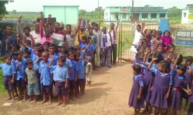 भगवान भरोसें छत्तीसगढ़ का ये शिक्षा का मंदिर, बच्चों का भविष्य अंधकार में, आक्रोशित पालकों और छात्रों ने स्कूल में जड़ा ताला, जानिए क्या है पूरा मामला....