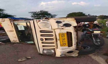 CG ACCIDENT NEWS : आदिवासी दिवस रैली से लौटते समय हुआ सड़क हादसा, पिकअप पलटने से कई आदिवासी घायल...
