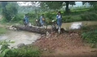 CG News : आजादी के 75 साल बाद भी छत्तीसगढ़ के इस गांव में है मूलभूत सुविधाओँ की कमी, जान जोखिम में डाल कर स्कूल जा रहे बच्चे
