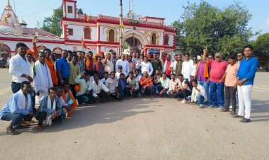 माहरा समाज का आरक्षण बिल संसद के दोनों सदनो लोकसभा  एवं राज्य सभा मे पास होने पर माहरा समाज बस्तर संभाग के लोग दंतेश्वरी मंदिर में पूजा कर मंदिर के सामने उपस्थित होकर मिठाई बाटकर एवं पटाखा फोड़कर ख़ुशी जाहिर किये...