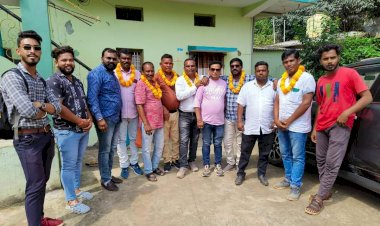 सर्व अनुसूचित जाति समाज के जिलाध्यक्ष विक्रम लहरे पहुंचे माहारा समाज के पदाधिकारियों को देने बधाई समाज को मिला अनुसूचित जाति का दर्जा - विक्रम लहरे