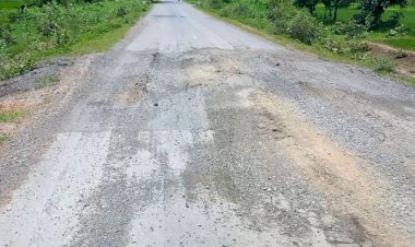 लाखों रुपए की लागत से बनी भटचौरा से आमगांव पहुंच मार्ग  पहले ही बारिश में हुई धराशाही जगह-जगह हो गई गड्ढे किसकी लापरवाही पढ़े पूरी खबर