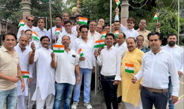 सिन्धी समाज द्वारा फहराया तिरंगा