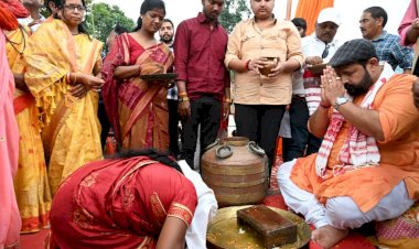 प्रबल प्रताप सिंह जूदेव ने 10 परिवारों के सदस्यों के पांव धोकर करवाई घर वापसी और दिया अपने स्वर्गीय पिता को श्रद्धांजलि...