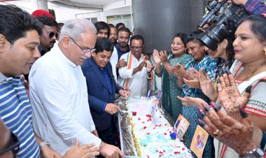 Bhupesh Baghel Birthday: CM भूपेश ने काटा 150 फीट की लंबाई वाला केक, वजन 430 किलोग्राम, 65 लोगों की टीम ने किया तैयार......