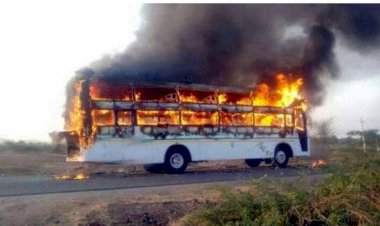 Bus Fire : यात्रियों से भरी बस में अचानक लगी भीषण आग, देखते ही देखते उठने लगी तेज लपटें, बस पर सवार थे 45 यात्री, मची अफरा-तफरी....