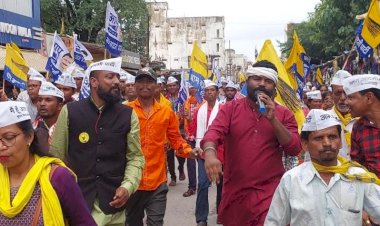 बुलंद आवाज से पेंशन, पट्टा, आवास के प्रश्न का जवाब पर जगदलपुर विधानसभा के विधायक का आम आदमी पार्टी ने किया कार्यलय का घेराव, माँगा 5 साल का हिसाब - नरेन्द्र भवानी