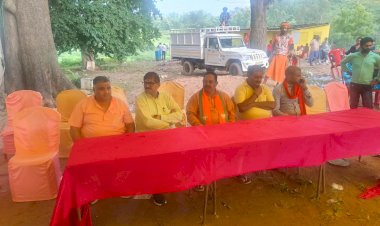 कुंवरपुर सावन महोत्सव में झूमे श्रद्धालु राजेश अग्रवाल प्रबोध मिंज के मुख्य अतिथि में जोर शोर से भक्ति जागरण के साथ भंडारा आयोजित किया गया