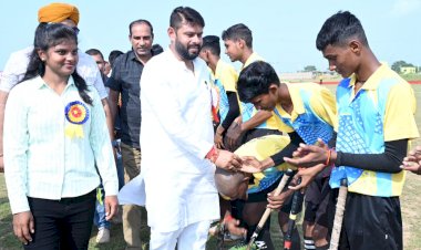 CG:जिला स्तरीय हॉकी स्पर्धा: बालिका वर्ग में रानी दुर्गावती व बालक वर्ग में आजाद टीम ने जीता खिताब...बारगांव में  जिला स्तरीय हॉकी प्रतियोगिता का हुआ समापन...विजेताओं को बांटे गए पुरस्कार...खेल कोच तुलसी साहू के आने से हॉकी के प्रति बढ़ा रुझान