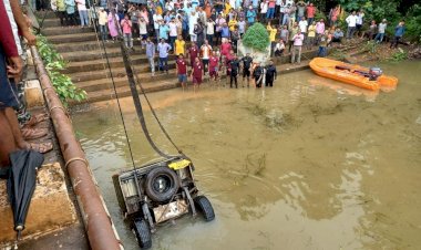 CG बड़ा हादसा: शिवनाथ नदी में अनियंत्रित होकर चार पहिया नदी में जा गिरी...गाड़ी में सवार महिला-पुरुष समेत दों बच्चों की मौत..देखें तस्वीरें....