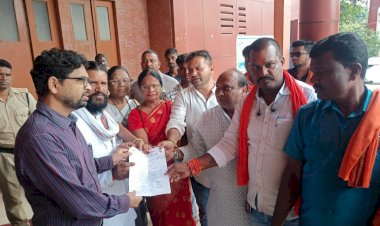 विश्व हिंदू परिषद बजरंग दल के पदाधिकारी जगदलपुर नगर निगम के आयुक्त को सोफा ज्ञापन...