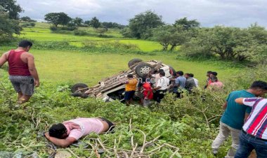 CG ACCIDENT ब्रेकिंग : तेज रफ्तार का कहर, अनियंत्रित होकर पलटी बोलेरो, युवक की मौके पर मौत, दूसरे की हालत गंभीर.....