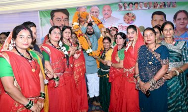 CG:प्रदेश सरकार पुरखो के बताए रास्ते में चलकर छत्तीसगढ़ी संस्कृति को सजोने का कर रही है काम: विधायक आशीष छाबड़ा...मुख्यालय के कृषि उपज मंडी में कार्यक्रम आयोजित तीजा पोरा तिहार..शहर महिला कांग्रेस कमेटी एवं शहर.कांग्रेस कमेटी द्वारा आयोजित
